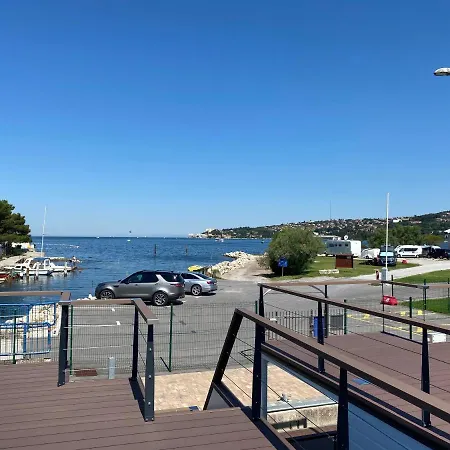 Star 2 Floating House, Marina