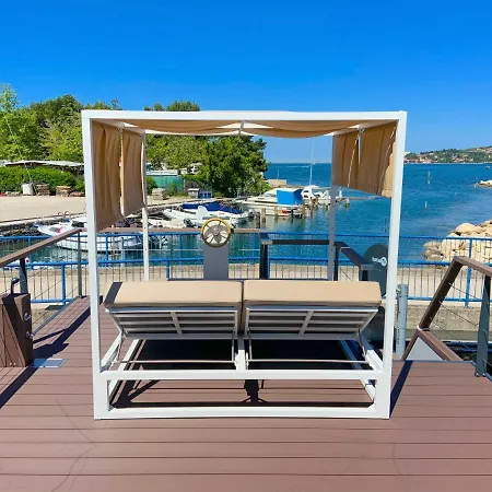 Star 2 Floating House, Marina