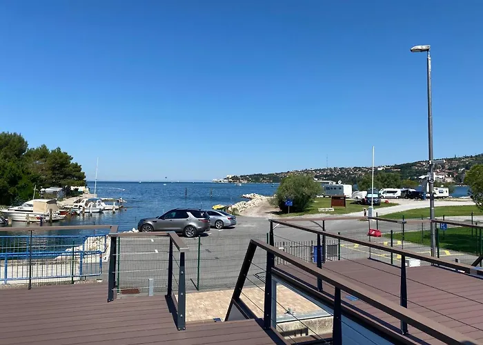 Star 2 Floating House, Marina