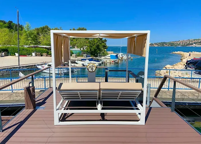 Star 2 Floating House, Marina