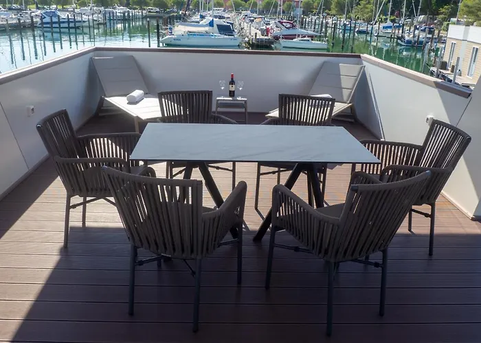 Star 2 Floating House, Marina Holiday home